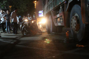 Xe ben cán nát xe máy, người phụ nữ chết thương tâm