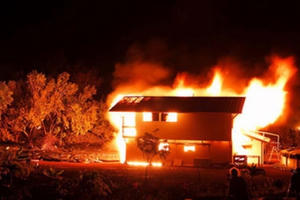 Quảng Ninh: Dùng xăng đốt nhà để chết cùng chồng