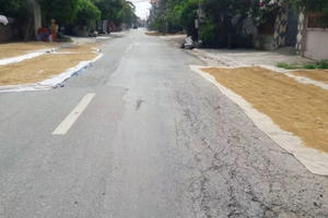 Hà Nội: Mặt đường bị “biến” thành sân phơi thóc lúa