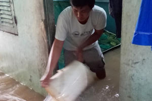 Người dân Phú Quốc vất vả bơm, tát nước sau mưa lớn