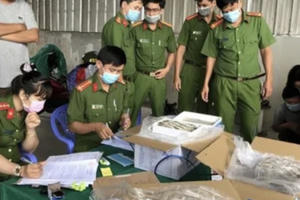 Bắt giữ xe container chở hơn 12.500 kg tôm sú chứa tạp chất đi tiêu thụ