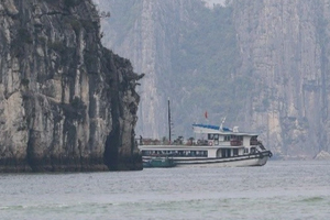 Xử phạt 18 phương tiện bám tàu du lịch trên Vịnh Hạ Long