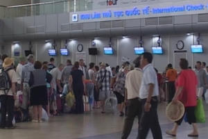 Máy bay trễ giờ, khách Trung Quốc gây rối tại sân bay Cam Ranh