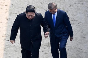 Khoảnh khắc Chủ tịch Triều Tiên Kim Jong-un bước chân qua biên giới Hàn-Triều