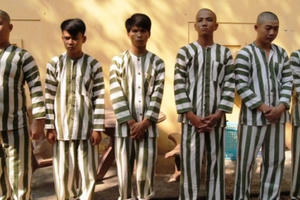 Bắt nhóm nghi can chém gia đình con nợ