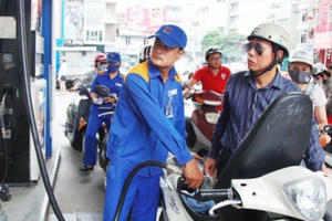 Giá xăng có thể tiếp tục giảm mạnh vào ngày mai?