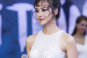 Kiều Ngân hóa thiên nga trắng xinh đẹp kiêu sa khi làm MC