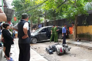 Một phụ nữ lùi ô tô bất cẩn cán một người đi xe máy tử vong