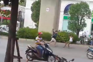 Phẫn nộ clip thanh niên cầm gậy rút đánh ông già tới tấp giữa đường