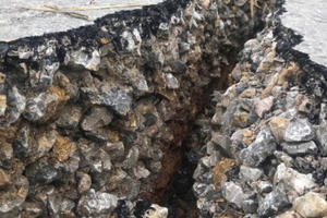 Nghệ An: Con đường đầu tư 68 tỷ vừa sử dụng đã gãy, đổ sập xuống mương