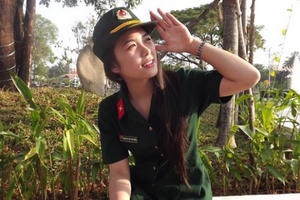 Cô giáo xinh đẹp dạy môn Quốc Phòng - An Ninh khiến HS ầm ầm muốn học lại