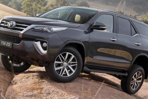 Bị khan hàng, đại lý thổi giá Fortuner hơn 100 triệu đồng