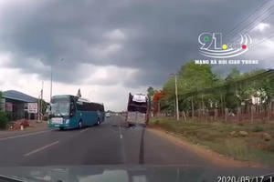 [Clip]: Tình huống thoát chết thần kỳ của người điều khiển xe máy khi chui lọt gầm xe đầu kéo