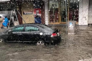 Mưa lớn, nhiều tuyến phố Đà Nẵng bị 'nhấn chìm'