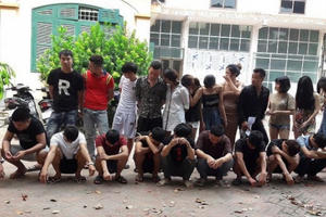 Hàng chục "dân chơi" tại Hưng Yên bị bắt giữ khi đang "tung cánh" trong phòng karaoke