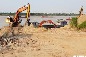 Hành lang đê ngăn lũ ở Hà Nội bị lấn chiếm làm nơi kinh doanh Hành lang đê ngăn lũ ở Hà Nội bị lấn chiếm làm nơi kinh doanh