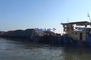 Bắt giữ 4 sà lan chở hơn 3.000 tấn than cám không nguồn gốc