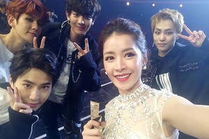 Chi Pu xinh đẹp và nói tiếng anh như gió tại buổi nhận giải ở Hàn Quốc