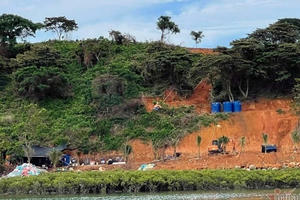 Đảo nguyên sinh ở Móng Cái bị cạo trọc: Đã di chuyển máy móc, công nhân vào bờ