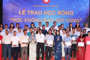 Phó Chủ tịch nước dự lễ trao học bổng “Học không bao giờ cùng”