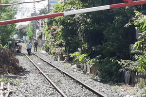 TP HCM: Bất cẩn trong lúc phơi đồ bên đường ray, người phụ nữ bị tàu lửa tông tử vong