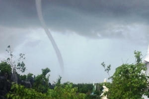 Bạc Liêu: Vòi rồng xuất hiện ven biển, du khách thản nhiên đứng chụp hình