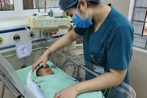 Bé trai sơ sinh sống sót kỳ diệu sau khi bị bỏ rơi dưới hố ga