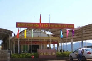 Tạm đình chỉ 1 Chi cục trưởng và 4 cán bộ hải quan Cửa khẩu La Lay