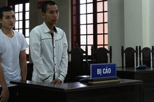 Hai thiếu nữ mưu trí thoát khỏi bọn buôn người Hai thiếu nữ mưu trí thoát khỏi bọn buôn người