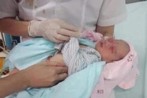 Có xử lý hình sự được người mẹ bỏ con trai mới sinh dưới hố gas ở Hà Nội?