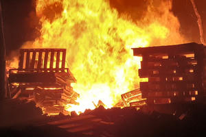 Bình Dương: Hoả hoạn thiêu rụi xưởng palet gỗ trong đêm