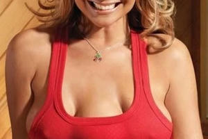 Người phụ nữ có 6 "núi đôi"