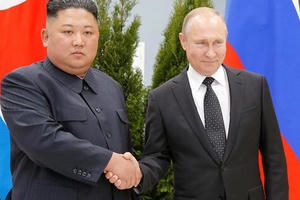 Cái bắt tay lịch sử giữa Tổng thống Putin và Kim Jong Un