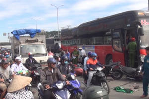 TP HCM: Ô tô "điên" tông hàng loạt phương tiện đang dừng đèn đỏ, nhiều người bị thương