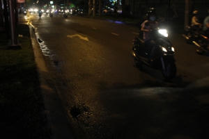 TP HCM: Bị giật túi xách, cô gái ngã xuống đường nguy