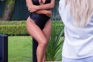 Mẫu nội y Bianca Gascoigne khoe body 'phồn thực' khi chụp ảnh áo tắm