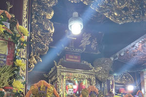 Đền Bảo Hà ken đặc người về lễ Quan Hoàng Bảy cầu tài, xin lộc