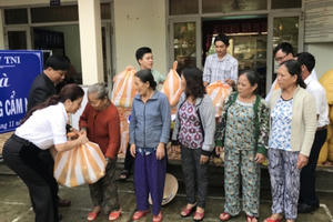 Doanh nhân APEC cứu trợ cho người dân tại phố cổ Hội An