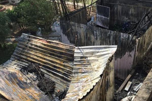 Quán cà phê bốc cháy, 4 nhà dân bị vạ lây