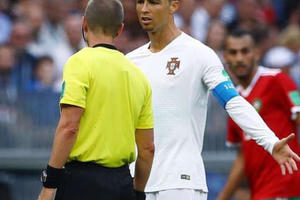 Cầu thủ Morocco tố Ronaldo tiểu xảo, diễn trò như gánh xiếc