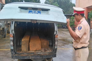 Quảng Nam: Bị dừng kiểm tra, nhiều người trên xe biển xanh vội bỏ chạy