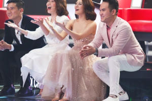 Xuất hiện cậu bé giọng cao "chót vót" hát "Queen of the night" khiến 6 HLV đứng dậy vỗ tay Xuất hiện cậu bé giọng cao "chót vót" hát "Queen of the night" khiến 6 HLV đứng dậy vỗ tay