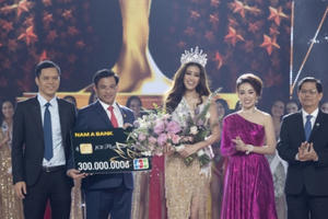 Nam A Bank trao thẻ JCB cho Tân Hoa hậu hoàn vũ Việt Nam 2019