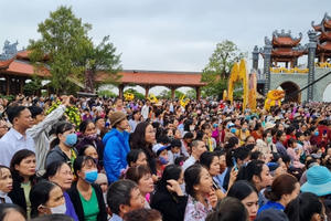 Biển người tham dự Lễ hội Hoa Cúc chùa Ba Vàng với chủ đề "Hướng về miền Trung"