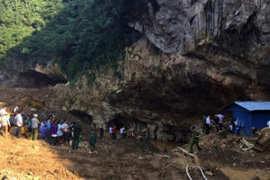 Hòa Bình: Hơn 100 người tham gia giải cứu 2 phu vàng bị mắc kẹt trong hang