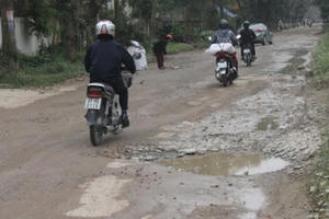 Nghệ An: Nhiều tuyến đường hư hỏng nặng