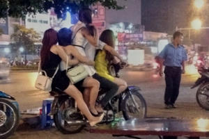 Sự thật ê chề trong những quán tẩm quất trá hình ở Hà Nội