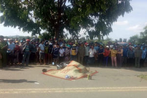 Xe tải chạy tốc độ cao tông xe máy, một người đàn ông thiệt mạng Xe tải chạy tốc độ cao tông xe máy, một người đàn ông thiệt mạng