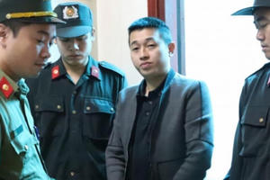 Bắt “đại ca giang hồ” rút súng "nã đạn" vào nhà con nợ