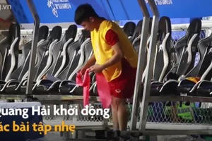 Video: Quang Hải tập nhẹ trong giờ nghỉ trận đấu với U22 Campuchia